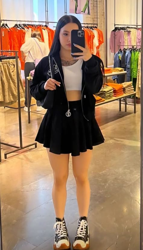 Converse Run Star Outfit, All Star Outfit, Rok Mini, Tennis Skirt Outfit, Japan Outfit, Outfits With Converse, Aesthetic Style, Looks Black, Causual Outfits