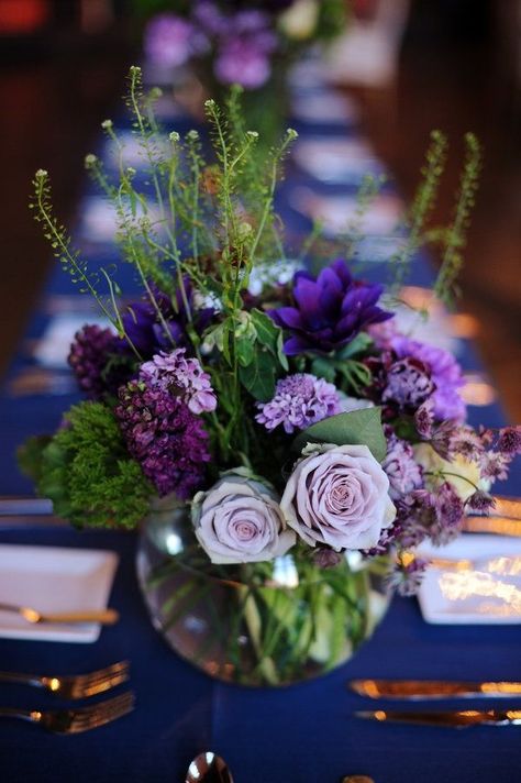 Deco Violet, Purple Centerpieces, Purple And White Flowers, Wedding Colors Purple, Purple Wedding Flowers, Flowers Purple, בר מצווה, Small Table, Table Flowers