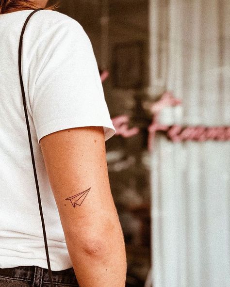 Small Tattoos Cute, Tattoos Small Simple, Tattoos Small Meaningful, Small Simple Tattoos, Small Inspirational Tattoos, Paper Plane Tattoo, Continuous Line Tattoo, Tattoos Cute, Freedom Tattoos