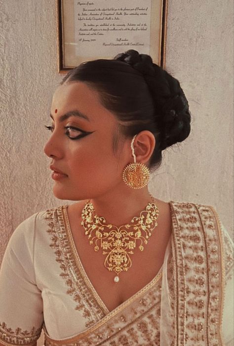 Vintage Bengali Women, Bengali Wedding Gold Necklace, Bengali Jewellery Design, Bengali Asthetic Picture, Aiburobhat Look, Bengali Saree Look Simple, Bengali Wedding Jewellery, Bengali Jewellery Traditional, Simple Bengali Bride