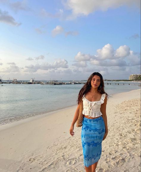 Beach Skirt Outfit, Long Skirt Outfits For Summer, Beach Aesthetic Outfits, Boho Beach Outfit, Midi Skirt Y2k, Tropical Outfits, Cancun Outfits, Beach Girl Outfits, Thailand Outfit