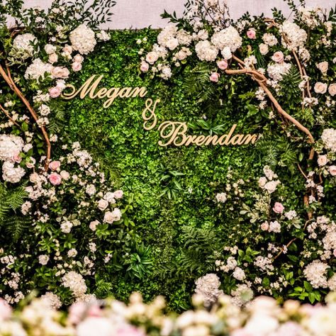 Creative Wedding Sign, Backdrop Diy, Photo Backdrop Wedding, Flower Wall Wedding, Grass Wall, Wedding Backdrop Decorations, Wedding Design Decoration, Backdrop Wedding, Flower Wall Backdrop