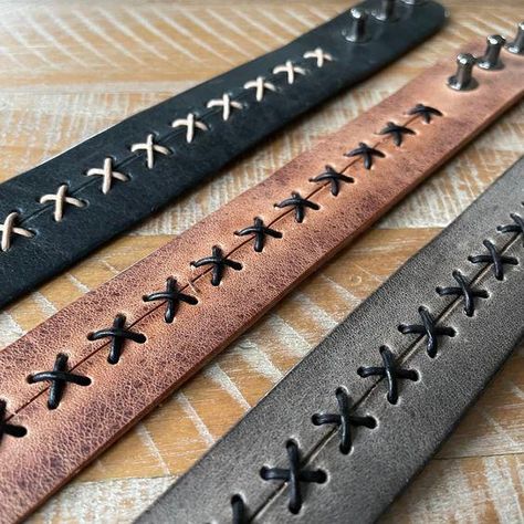 $45,00 Leather Bracelet Patterns, Leather Armband, Neutral Bracelet, Cuff Bracelets Diy, Neutral Bracelets, Leather Bracelet Tutorial, Leather Working Projects, Diy Leather Bracelet, Leather Lacing