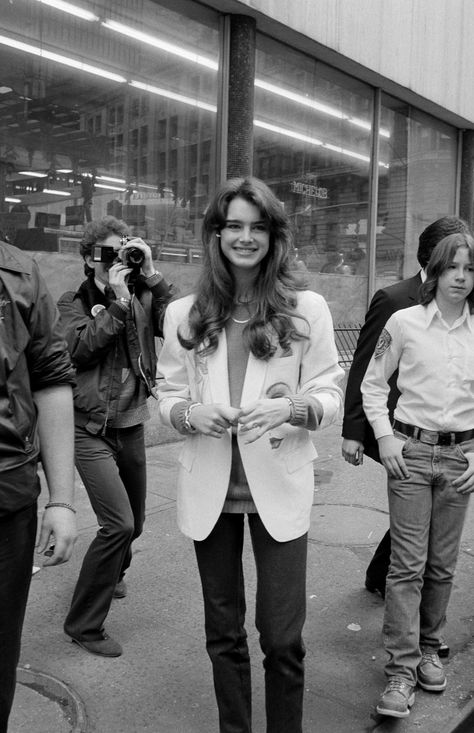 Vintage hair: why does Brooke Shields' 80s blow dry still inspire us? Klasik Hollywood, Brooke Shields Young, Vogue France, Hollywood Waves, Richard Avedon, Valley Girls, Brooke Shields, Beauty Icons, Iconic Women