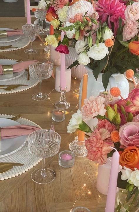 Dinner Party Flowers And Candles, Cute Tablecloth Ideas, Birthday Lunch Decorations, Birthday Brunch Color Scheme, May Dinner Party, Pretty Dinner Table, Garden Party Indoors Decorations, Lunch Party Aesthetic, Tea Party Garden Decoration