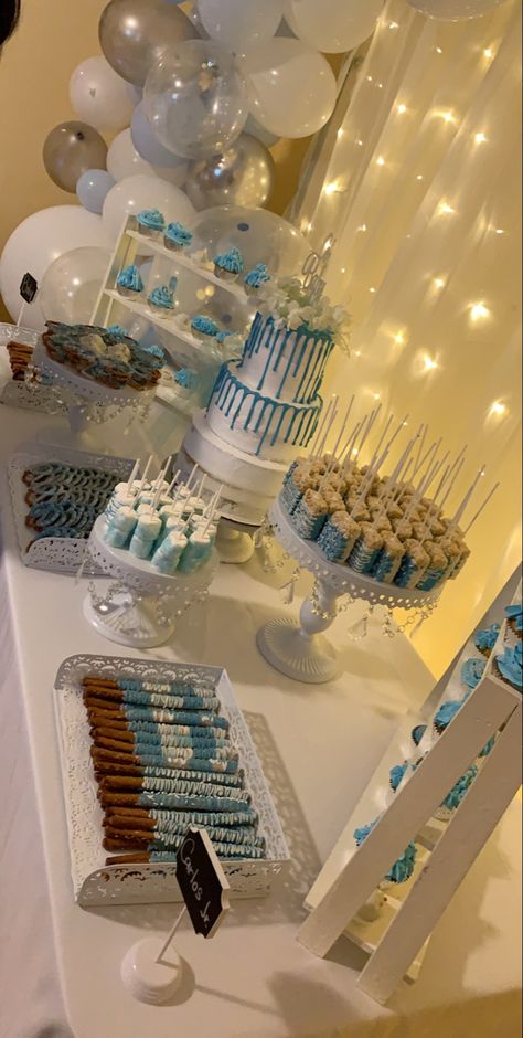 Baby Shower Treat Table Ideas, Baby Shower Gift Table Ideas, Baby Shower Treat Table, Table Baby, Baby Shower Sweets, Bear Baby Shower Theme, Baby Shower Dessert Table, Winter Wonderland Birthday, Mickey Baby