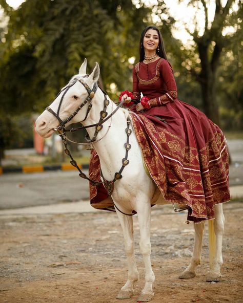 Maimoona Shah, Southern Belle Outfit, Medieval Clothing Women, Equestrian Dress, Hunting Fashion, Medieval Outfit, Medieval Horse, Horse Riding Outfit, Riding Habit