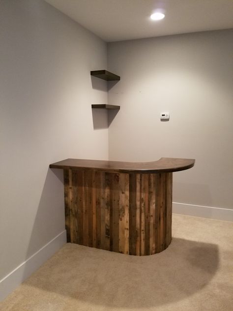 Curved Bar Ideas For Home, Corner Bar Counter Design Home, Corner Bar Ideas For Home Small Spaces, Mini Bar Counter Design Home, Small Corner Bar Ideas, Curved Home Bar, Mini Bar Salon, Diy Corner Bar, Small Corner Bar