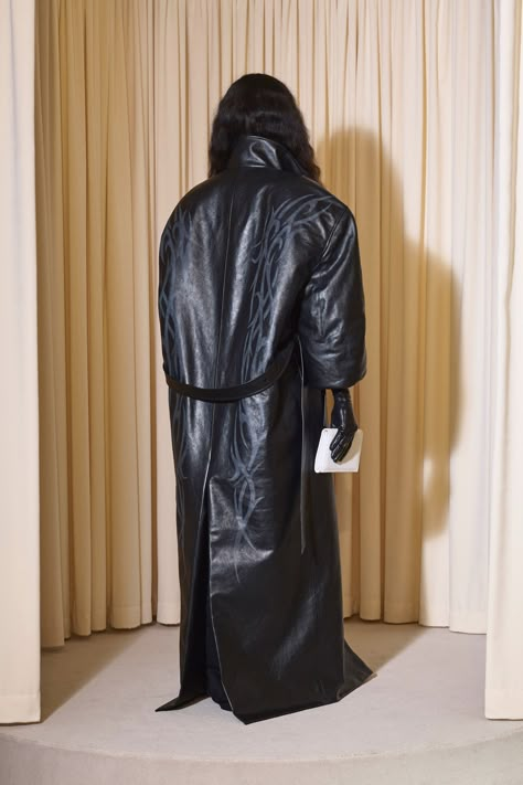 Balenciaga Fall 2024 Couture
https://www.vogue.com/fashion-shows/fall-2024-couture/balenciaga/slideshow/detail#60 Balenciaga Leather Jacket, Balenciaga Couture, 2024 Couture, Nyc Winter Outfits, Balenciaga Style, Paris Haute Couture, Cristóbal Balenciaga, Tan Coat, Leather Trench