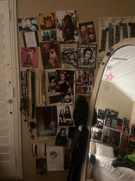 grunge kinderwhore room posters mirror alt bedroom inspo instagram inspiration Woman Cave, Punk Room, Grunge Bedroom, Chambre Inspo, Film Vintage, Grunge Room, Pretty Bedroom, Room Goals, Indie Room