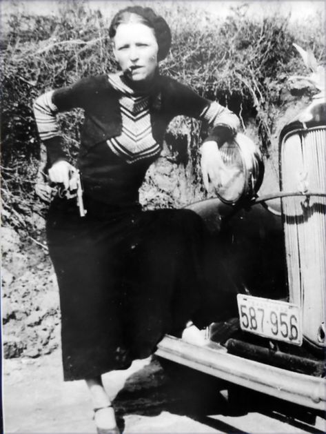 Reunite Bonnie and Clyde! Robbers’ relatives want duo buried together 90 years on Bonnie And Clyde Photos, Bonnie And Clyde Halloween Costume, Famous Outlaws, Bonnie Parker, Wild West Show, Bonnie And Clyde, Annie Oakley, Hunting Decor, Buffalo Bill