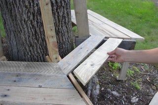 Diy Pallet Bench, Deck Around Trees, Pallet Tree Houses, Bench Around Trees, Pallet Tree, Tree Seat, Tree Bench, Pallet Bench, Wood Steps