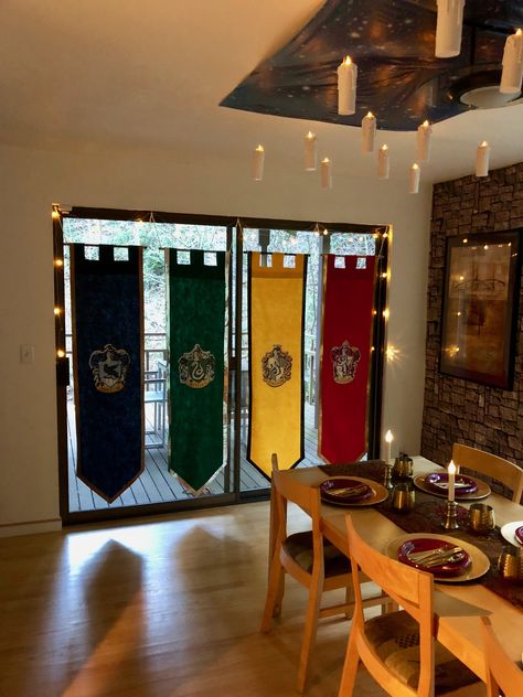 Hogwarts Houses Decorations, Hogwarts Dining Hall Candles, Harry Potter Office Halloween, Hogwarts Cafeteria, Great Hall Decorations Harry Potter, Harry Potter Dinning Hall, Hogwarts Sorting Ceremony, Hogwarts Dining Room, Harry Potter Office Decorations