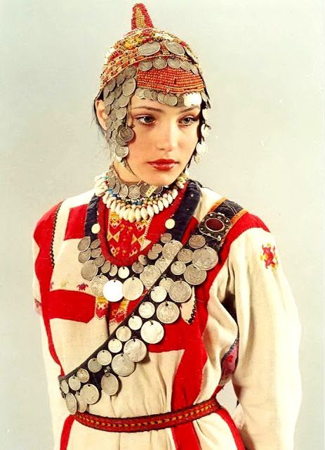 In Western Ukraine women used to wear an ornament called ducach (from ducat). It consisted of a large metallic bow decorated with gems or pearls and a pendant-coin. Ethno Style, Folk Dresses, We Are The World, Traditional Fashion, Folk Costume, Coin Jewelry, World Cultures, Fantasy Clothing, Fantasy Fashion