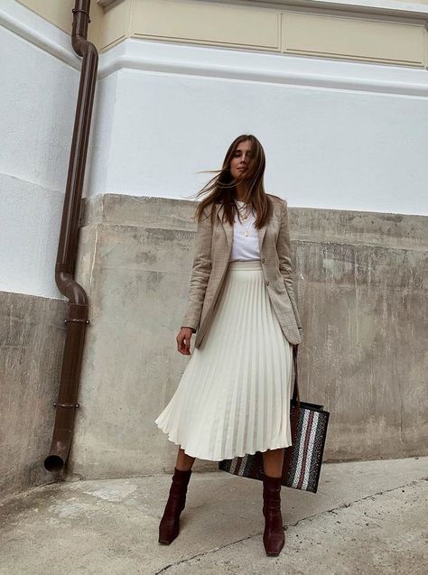 Affordable autumn outfits: beige blazer with pleated midi skirt and sock boots Elegantes Outfit Damen, Rok Outfit, How To Look Expensive, White Pleated Skirt, Quoi Porter, Rock Outfit, Beige Blazer, Moda Paris, Blazer Beige