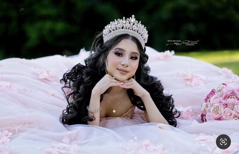 Sweet 16 Photoshoot Ideas Indoor, Quince Shoot Ideas, Cute Quince Picture Ideas, Picture Ideas For Quinceanera, Quince Photo Ideas Photoshoot, Quince Foto Shoot Ideas, Quincenera Poses Photo Shoots Picture Ideas, Quiencera Photoshoot, Photo Ideas For Quinceanera