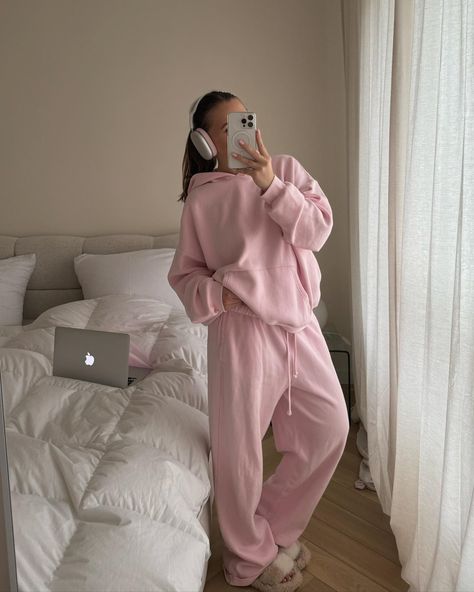 Pink Sweatshirt Outfit, Pink Girly Aesthetic, Pink Sweatsuit, 2 Piece Lounge Set, Pink Lifestyle, Girly Aesthetic, Pink Sweatpants, Pink Girly Things, Sweatshirt Outfit