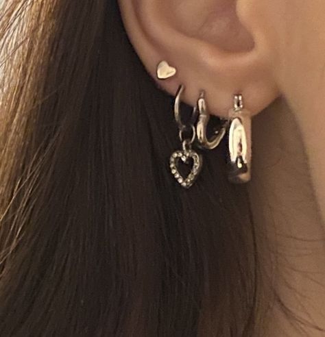 Ušný Piercing, Cool Ear Piercings, Pretty Ear Piercings, Cute Ear Piercings, Cute Piercings, Tragus Piercing, Dope Jewelry, Girly Jewelry, Jewelry Inspo