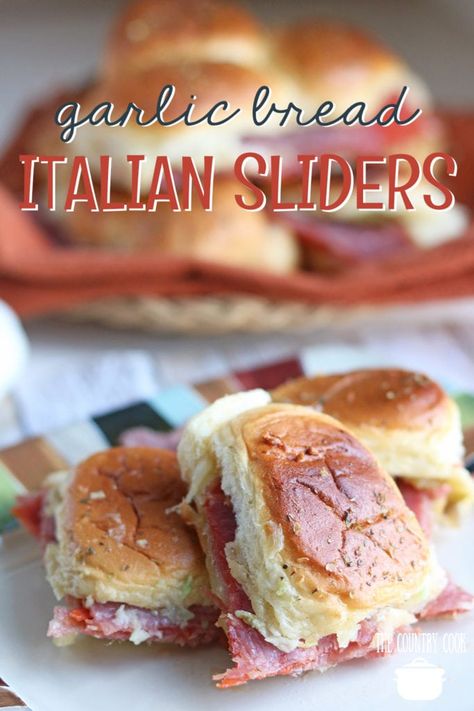 Easy Garlic Bread Italian Sliders recipe from The Country Cook are so cheesy and delicious for a snack or for dinner. #easy #recipes #sliders #maindish #tailgate #party #garlicbread Baguette, Sliders Sandwiches, Tailgate Foods, Italian Sliders, Easy Garlic Bread, Sliders Recipes Hawaiian Rolls, Bread Italian, Salami Recipes, Pizza Slider