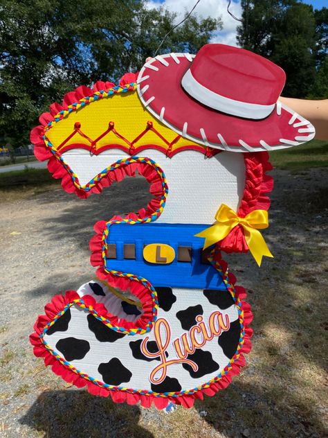 Toy Story Centerpieces, Elmo Birthday Party Boy, Woody Birthday, Butterfly Garden Party, Toy Story Invitations, Toy Story Party Decorations, Piñata Ideas, Jessie Toy Story, Toy Story Cakes