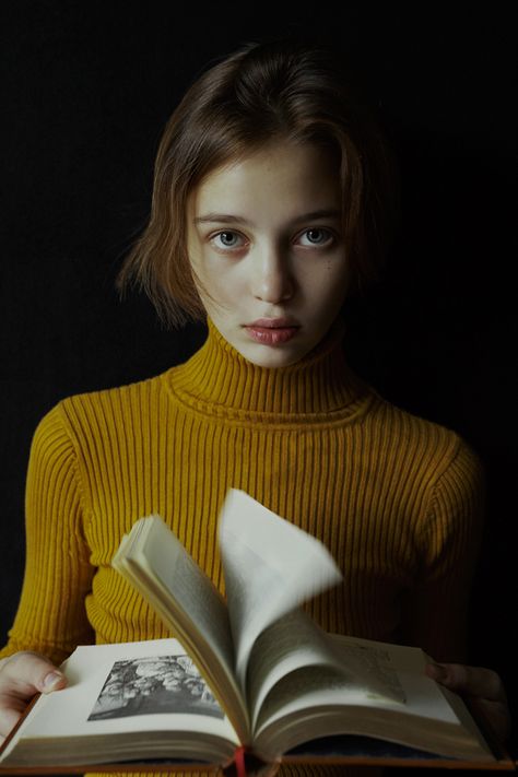 Self Portrait With Books, Cute Portrait Photography, Library Photo Shoot, Art People, Photography Store, Portrait Photography Women, Self Portrait Photography, Creative Portrait Photography, Portrait Photoshoot