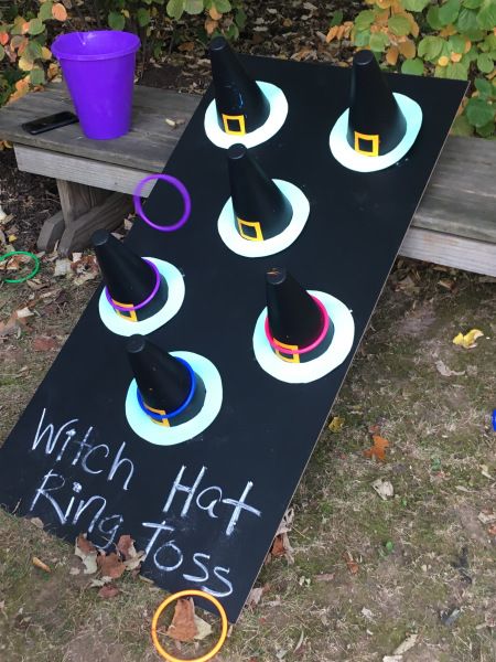 Witch Hat Ring Toss, Diy Witch Hat, Halloween Party Ideas For Kids, Pelottava Halloween, Strašidelný Halloween, Diy Halloween Dekoration, Diy Witch, Fun Halloween Party Games, Dekorasi Halloween