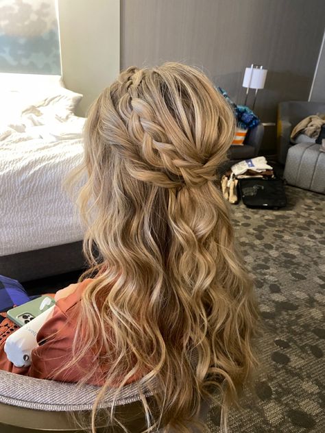 Instagram @sarahceebridal Pretty Bridesmaid Hair, Grad Hairstyles Blonde Hair, Ponytail Hairstyle Formal, Graduation Hairstyles Blonde, Hair Styles Dance Formal, Braid Wedding Hairstyles Half Up, Wavy Ponytail Wedding, Chunky Braid Half Up Half Down, Bridesmaid Half Up Half Down Braid