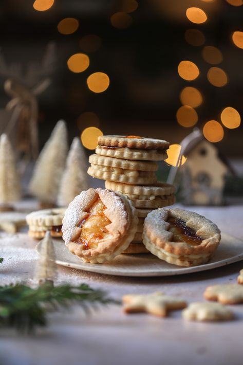 Creme Brûlée Linzer Cookies - Classic Dessert meets Cookie Dessert Christmas Recipes, Christmas Cookies Ideas, Christmas Food Photography, Linzer Cookies Recipe, Plain Cookies, Linzer Cookies, Creme Brûlée, Cookies Ideas, Dessert Photography