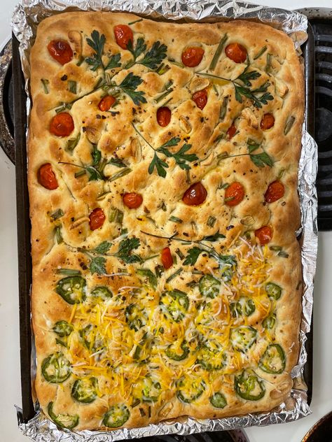 Photo shows a two-way focaccia bread. One half is jalapeño cheddar, the other half is tomato, parsley, garlic, and green onion. The recipe is for rosemary garlic focaccia but you can change the toppings to whichever you prefer like I did. Frococia Bread, Instant Yeast Foccacia Bread, Foccacia Bread Recipes Bread Machine, Quick Foccia Bread, Sheet Pan Focaccia Bread, Quick Foccacia Recipe, Ficcochia Bread, Facacia Bread, Foccacia Bread Machine