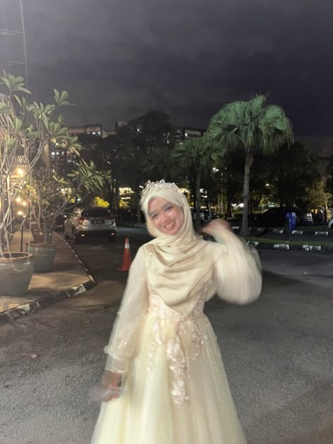 Make the dress modest <3 #hijaboutfit #dresshijabi #outfit Hijab Princess Dresses, Party Modest Dress, Prom Outfits Hijab, Hijabi Night Dress, Euphoria Party Outfits Hijab, Dress Birthday Hijab, Modest Fantasy Dress, Hijabi Princess Dress, Royal Princess Aesthetic Dress