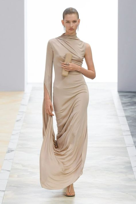 Couture Fall 2023 Trend: Quiet Luxury – WWD Vogue Aesthetic, Fall 2023 Couture, Fendi Couture, Paris Couture Week, Feminine Minimalist, Dress Runway, Fall Winter 2023 2024, 2023 Couture, Minimal Wedding Dress