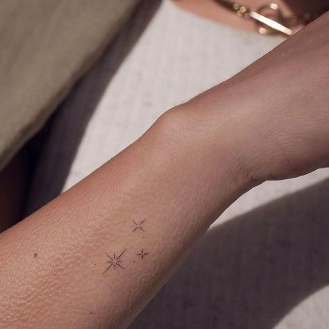 Tint Tattoo Placement, Minimal Sparkle Tattoo, Sparkle Minimalist Tattoo, Simple Pretty Tattoos For Women, Little Star Tattoo Simple, Sparkle Tattoos For Women, Tattoo Sparkle Stars, Delicate Star Tattoos For Women, Sparkles Tattoo Ideas