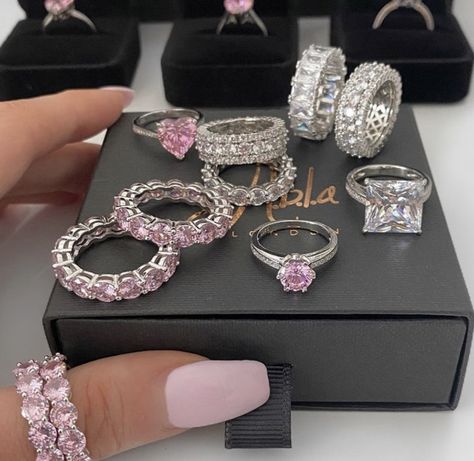 Expensive Rings Aesthetic, Girly Accessories Jewellery, Expensive Accessories, Jewelry Accessories Aesthetic, Expensive Jewellery, Aesthetics Jewelry, Drawing Jewelry, Jewelry Tattoos, Tattoo Jewelry