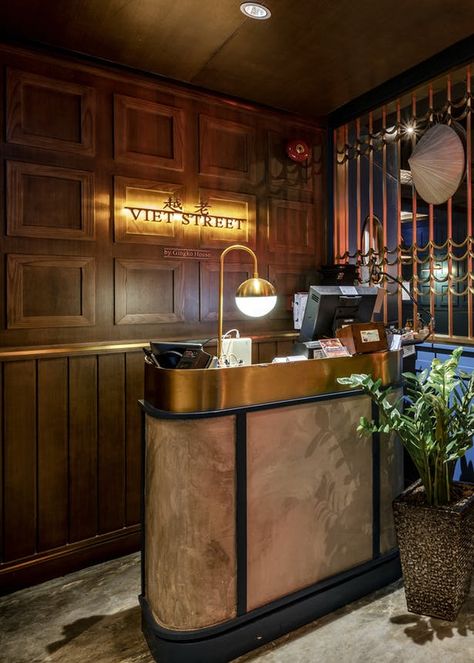 Apartment Front Desk, Inn Front Desk, Reception Desk Interior Design, Restaurant Reception Design, Vintage Reception Desk, Hostess Stand Design, Restaurant Front Desk, Hotel Lobby Front Desk, Restaurant Reception Desk