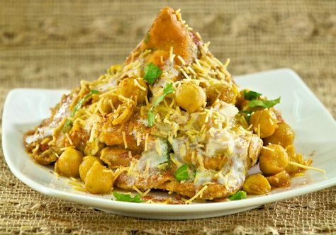 #indianstreetfood #streetfood #contest #pinterestcontest #desistreetfood Samosa Chat, Mumbai Restaurants, Delhi Street Food, Delhi Street, Chats Recipe, Chole Masala, Samosa Chaat, Desi Street Food, Indian House