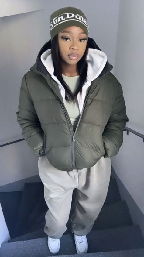 School Winter Outfits Blackgirl, Jacket Outfit Women Winter, Women Winter Fashion Outfits, College Outfits Uk, Puffer Jacket Outfits, Winter Outfits Blackgirl, Puffer Outfit, Women Winter Fashion, Puffer Jacket Outfit