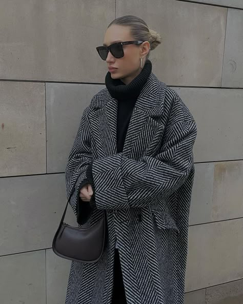 Herringbone Coat Outfit, Eurotrip Outfits, Madrid Outfits, City Street Style, Herringbone Coat, European Outfit, Oversized Glasses, Coat Street Style, City Street