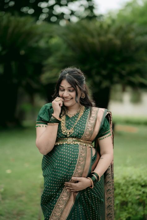 Maternity Single Poses, Maternity Photography Traditional, Baby Shower Poses Mom, Indian Baby Shower Photoshoot Ideas, Seemantham Photos, Traditional Maternity Shoot, Pregnancy Photoshoot Poses, Zagreus Hades, Shower Poses