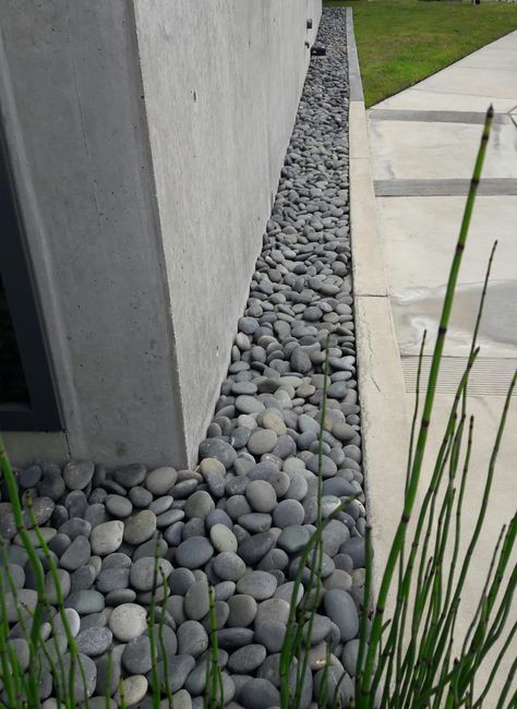 Pebble Shore Dulux, Stone Garden Design, Black Rock Landscaping, Pebble Landscaping, Garden Pebbles, Mexican Beach Pebbles, Mexican Beach, Pebble Garden, Mexican Beaches