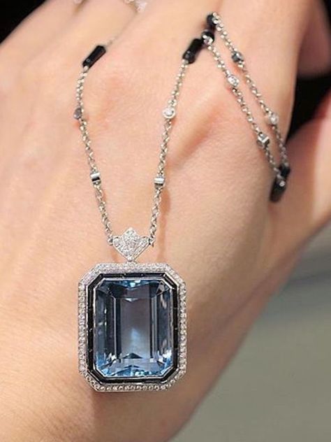 قلادات متدلية, Emerald Cut Halo, Bijoux Art Nouveau, Blue Emerald, Halo Pendant, Aquamarine Jewelry, Deco Jewelry, Lovely Jewellery, Gorgeous Jewelry