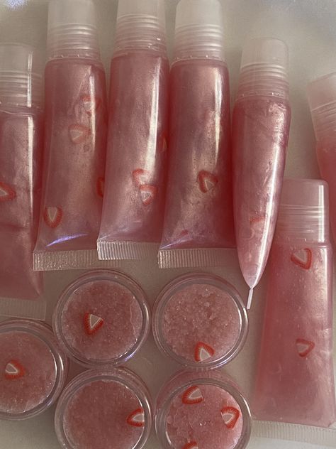 Aesthetic Lipgloss, Lipgloss Aesthetic, Lipgloss Tubes, Lipgloss Makeup, Lip Gloss Homemade, Lip Gloss Cosmetics, Diy Lip Gloss, Pink Drink, Lip Gloss Collection