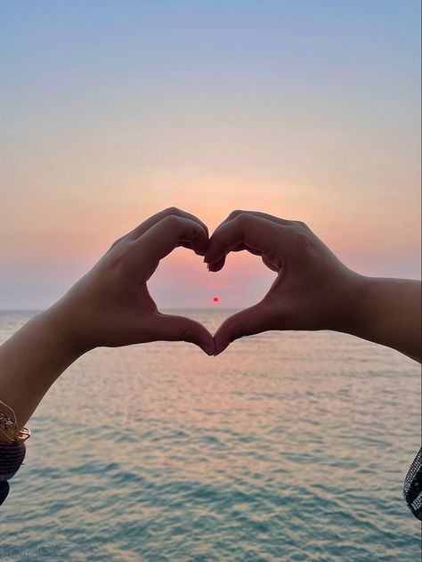 Two hands making heart shape in front of sunset beach Bestie Beach Poses, Sunrise Photos With Friends, Sister Beach Photos, Sunset Pics With Friends, Beach With Bestie, Turkey Pics, Beta Club, Filipino Flag, Sunset Beach Pictures