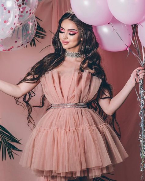 Dresses Photoshoot, Quinceanera Photoshoot, Debut Photoshoot, Outfits Juvenil, Cute Birthday Outfits, Cute Prom Dresses, Classy Dress Outfits, Life Of The Party, Birthday Photoshoot