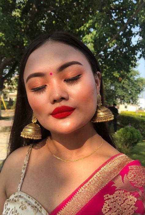 Pink bindi with a nude golden eye and classic red lip for a wedding guest makeuplook Red Lips Indian Makeup, Red Lip Makeup Look Indian, Red Lip Indian Makeup, Golden Saree Makeup Look, Red Saree Makeup Look, Makeup Looks Indian, Indian Wedding Guest Makeup, Haldi Makeup, Bengali Makeup