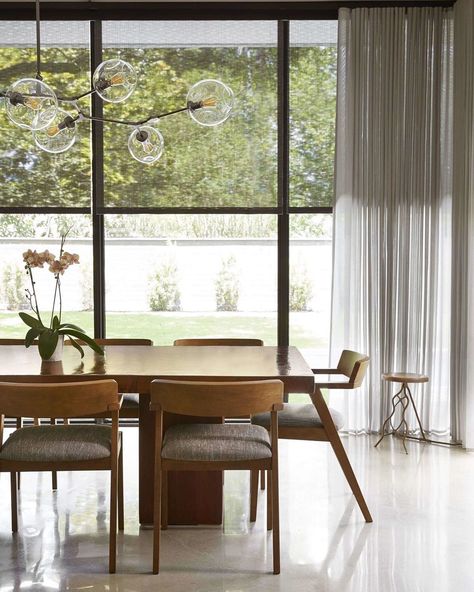 Dwell’s Instagram post: “Homeowners Sunil and Shalizeh “Shelly” Patel weren’t totally sure how to select shades and draperies for their Houston remodel, completed…” Ripple Fold Drapes, California Bedroom, Ripplefold Draperies, Door Shades, Modern Shades, Mid Century Modern Dining Room, Bifold Door, Room Design Modern, Master Thesis