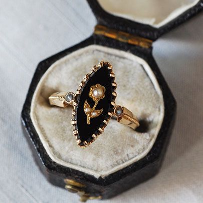 Onyx Vintage Ring, Antique Onyx Ring, Onyx And Pearl Ring, Antique Pearl Ring, Ear Jacket Earring Gold, Gold Ear Jacket, Look Boho Chic, Bijoux Art Nouveau, The Bling Ring