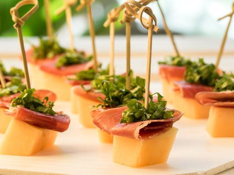 Are you on the lookout for a fresh and zesty summer appetizer? These melon and prosciutto skewers will be just the thing you need! #inthekitch #appetizer #summerappetizer Melon And Proscuitto, Prosciutto Skewers, Melon And Prosciutto, Cold Party Appetizers, Appetizer Recipes Cold, Prosciutto Appetizer, Prosciutto Melon, Homemade French Onion Dip, Dzimšanas Diena