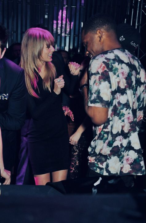 taylor swift and frank ocean dancing at the 2013 brit awards after party Taylor Swift 2013, Brit Awards, Hayley Williams, Kendrick Lamar, Frank Ocean, Taylor Swift Pictures, After Party, Taylor Alison Swift, Diva