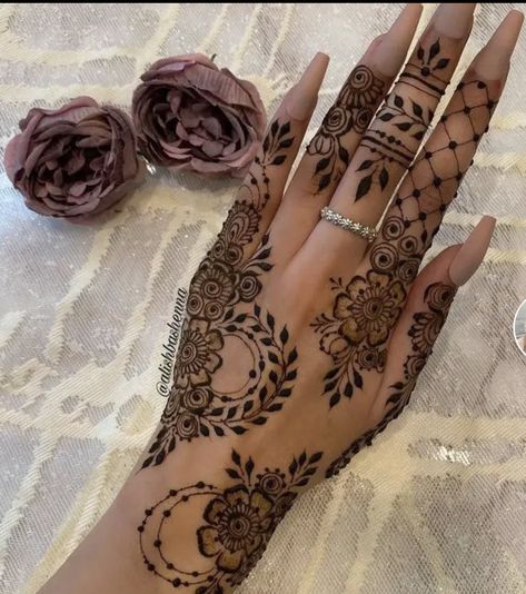 Henna Designs Back, Cute Henna Designs, Henna Style Tattoos, Henna Nails, Henna Inspired Tattoos, Tato Henna, Finger Henna Designs, Eid Mehndi Designs, Henna Tattoo Hand