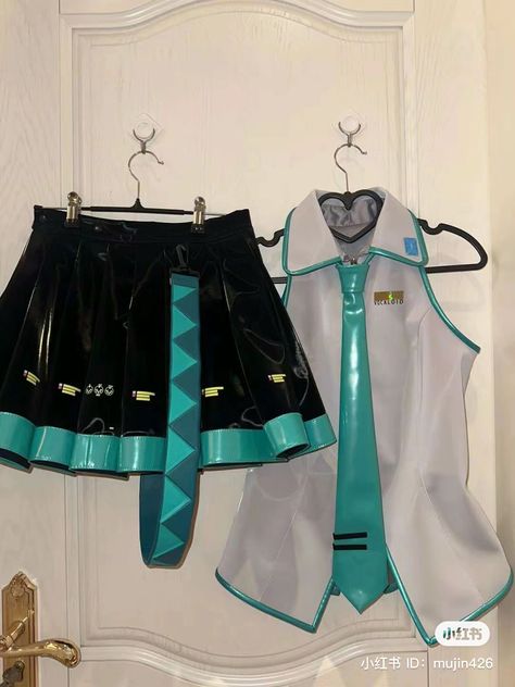 Miku Shirt, Hatsune Miku Costume, Hatsune Miku Outfits, Cosplay Miku, Hatsune Miku Cosplay, Vocaloid Cosplay, Miku Cosplay, Halloween This Year, Tv Girls